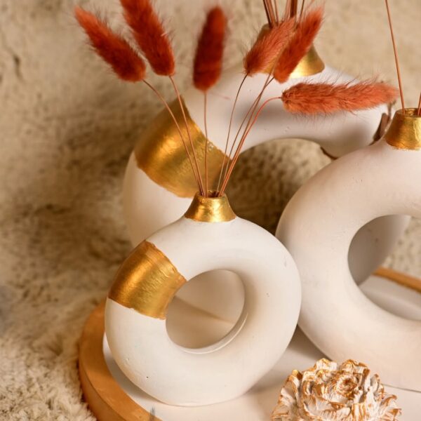 Elegant Modern Golden White Donut (Set of 5) with Golden Bars Without Flowers | Karigra - Image 2